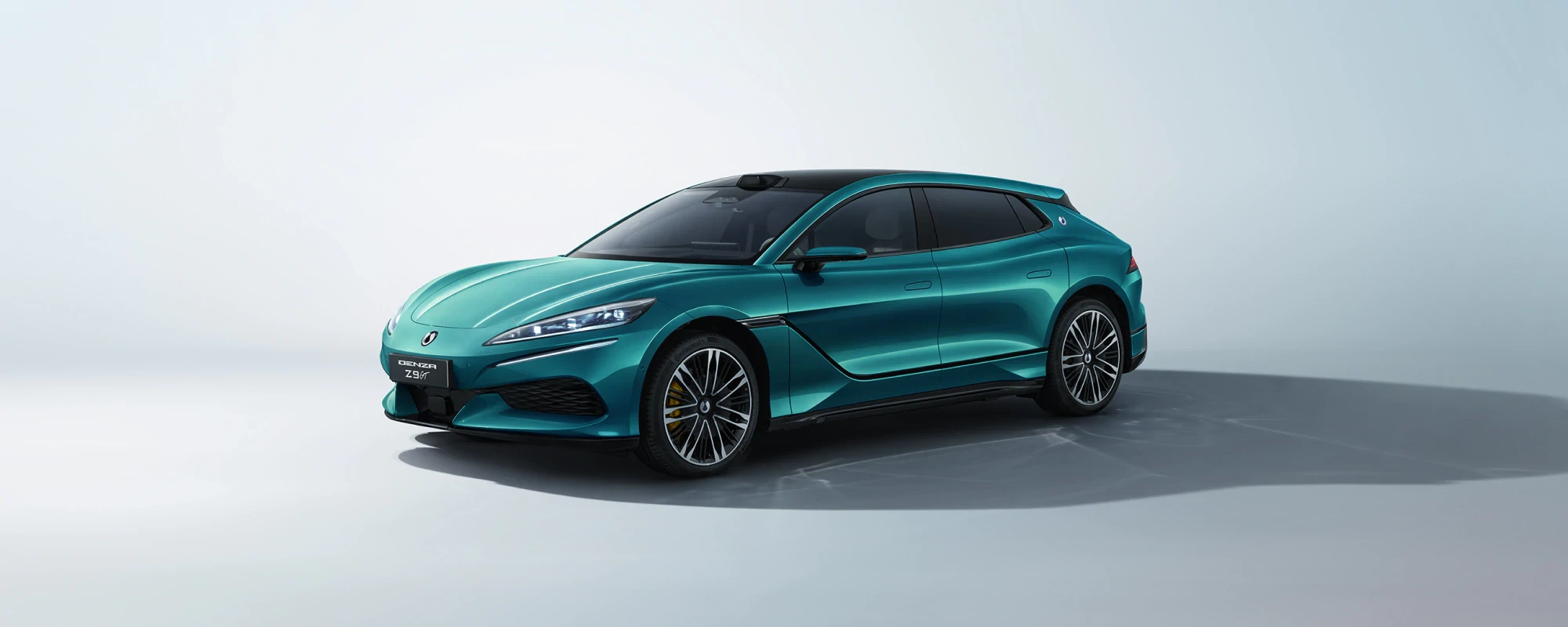 DENZA Z9GT en verde, vista de tres cuartos